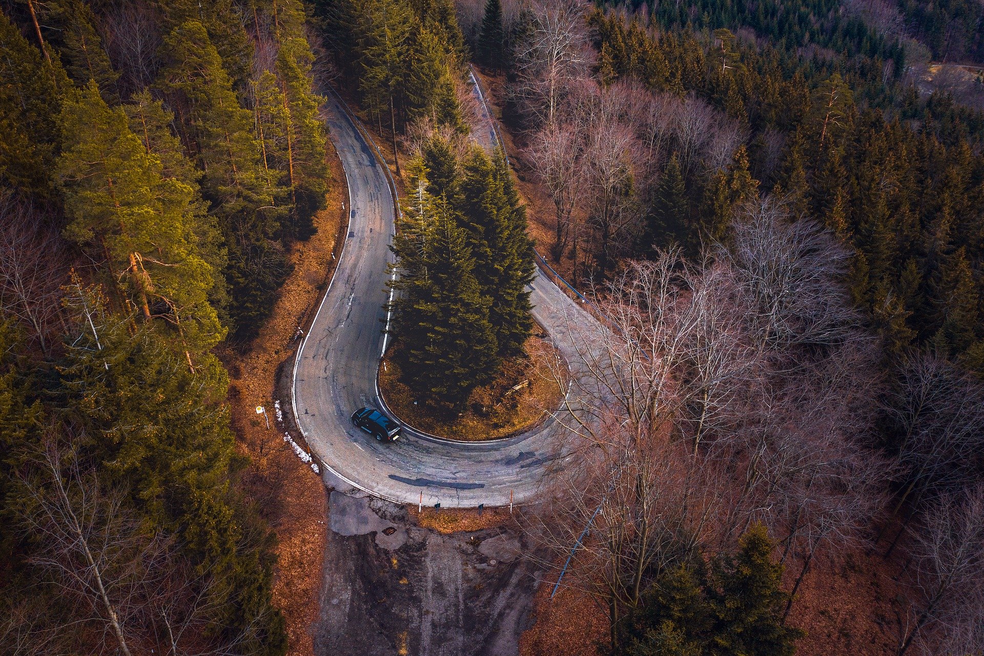 Bikers Dream Serpentine durch ein Waldstück von oben gesehen