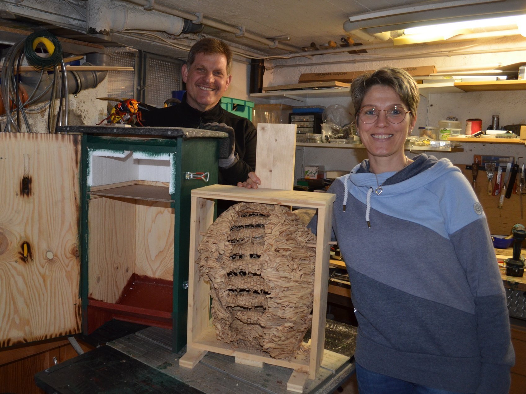 Bettina und Jan-Erik mit einem Nistkasten für Hornissen